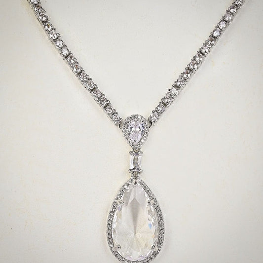 White Finish Diamond & Synthetic Sapphire Stone Necklace Set.💫