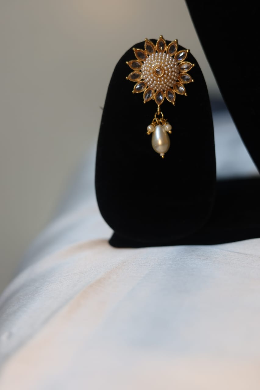 White Pearl Gold Plated Short Necklace Set with Earrings.💫